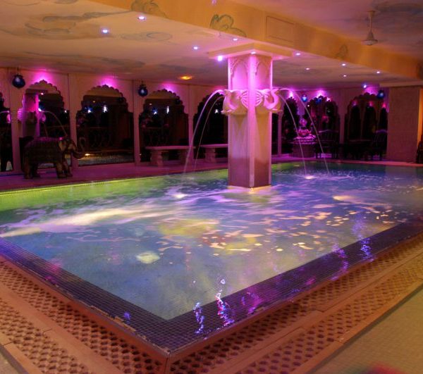 The giant swimming pool in the first gay sauna paris