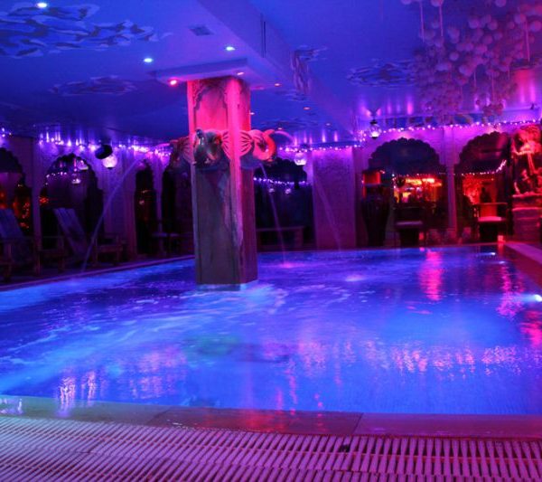 Swimming pool at the gay sauna paris